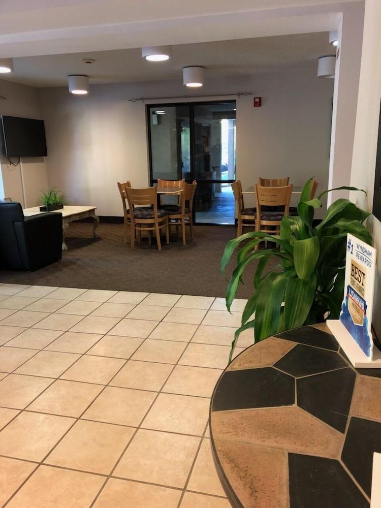 Super 8 By Wyndham Diberville Biloxi Area Экстерьер фото