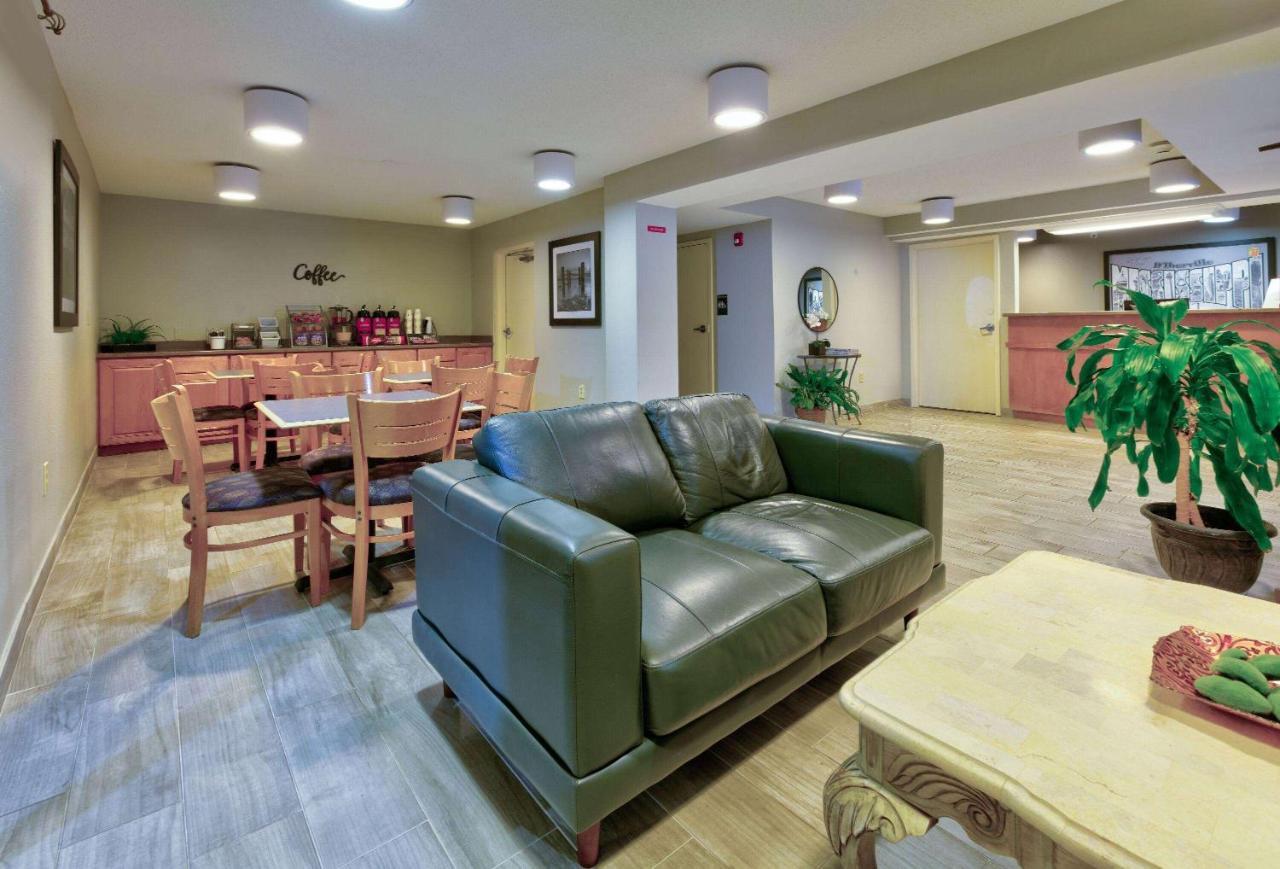 Super 8 By Wyndham Diberville Biloxi Area Экстерьер фото