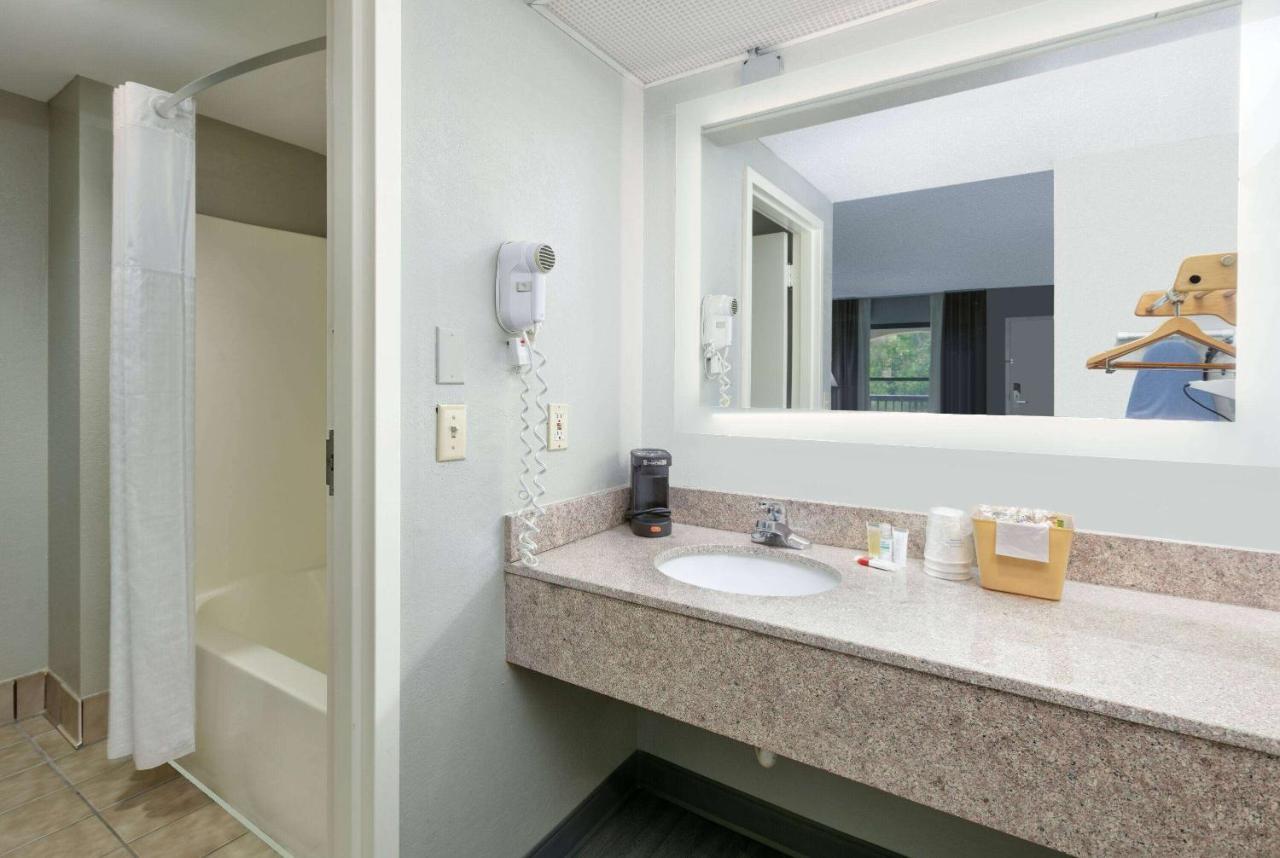 Super 8 By Wyndham Diberville Biloxi Area Экстерьер фото